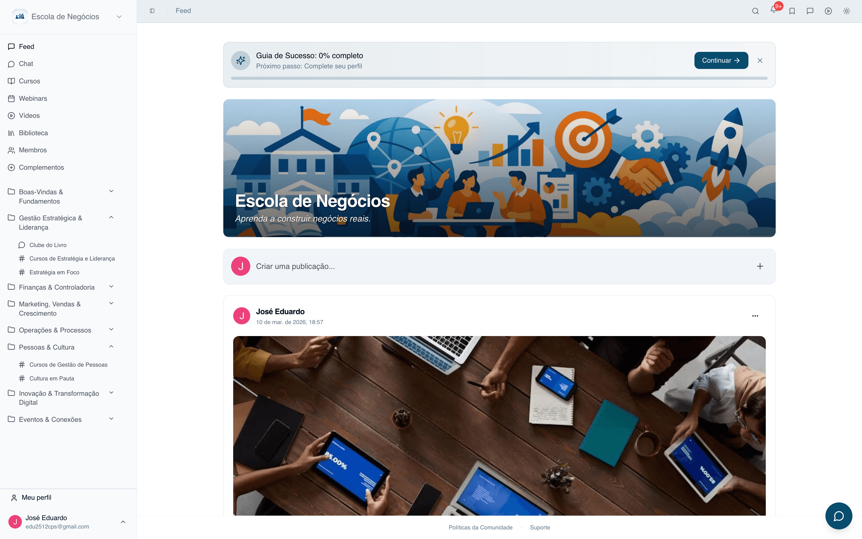 Feed social da comunidade com posts, reações e comentários