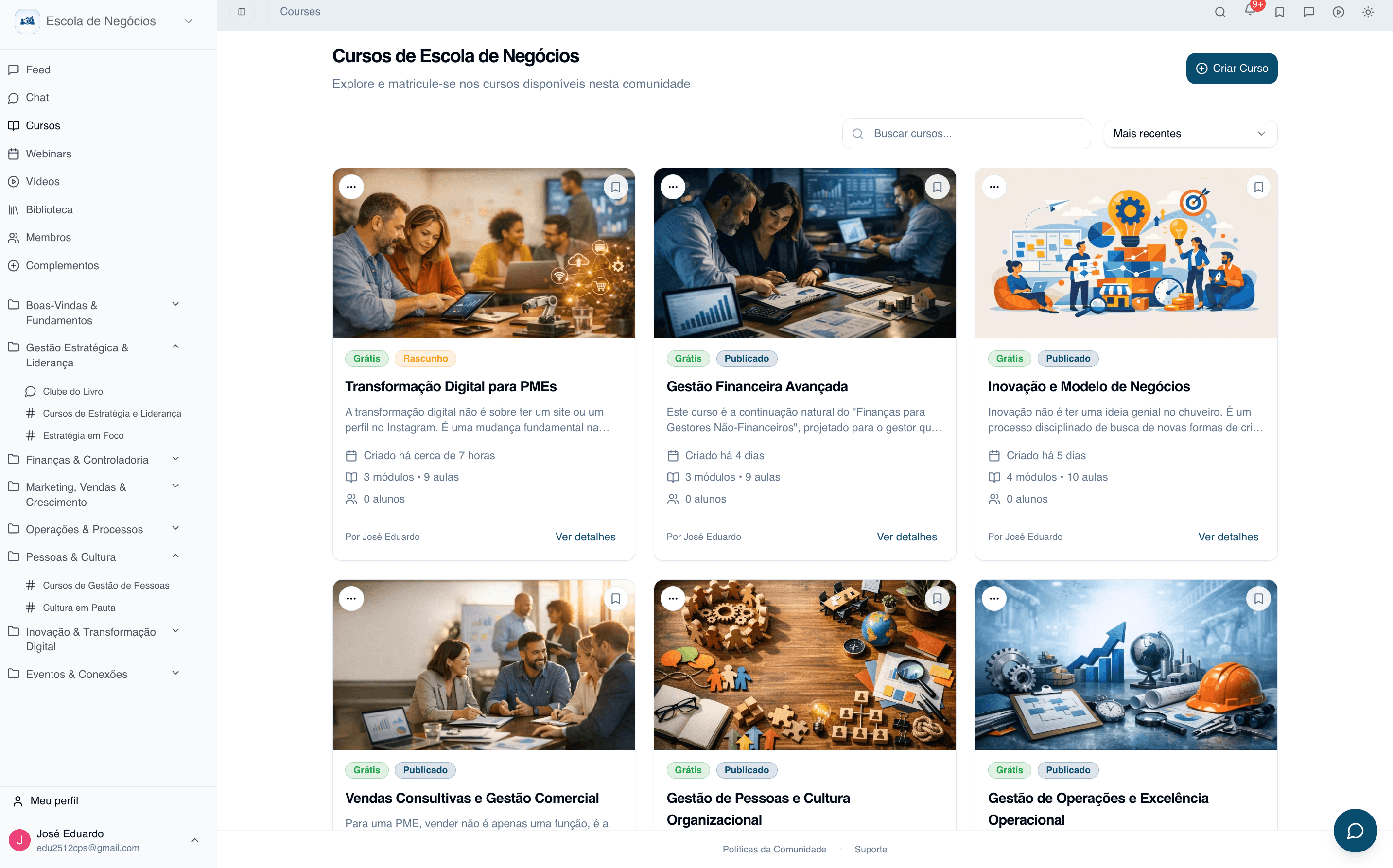 Grade de cursos com módulos, aulas e badges de status